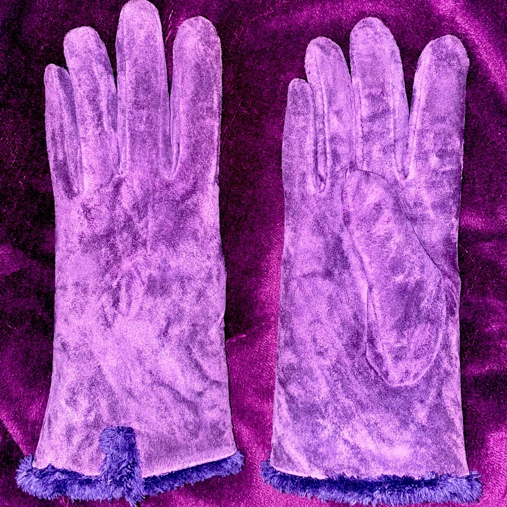 Dark purple winter gloves